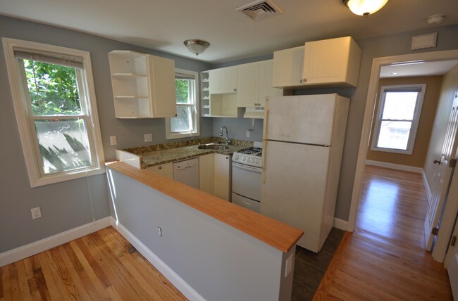 12 Cheever Ct, Unit 2 in Boston, MA - Building Photo - Building Photo
