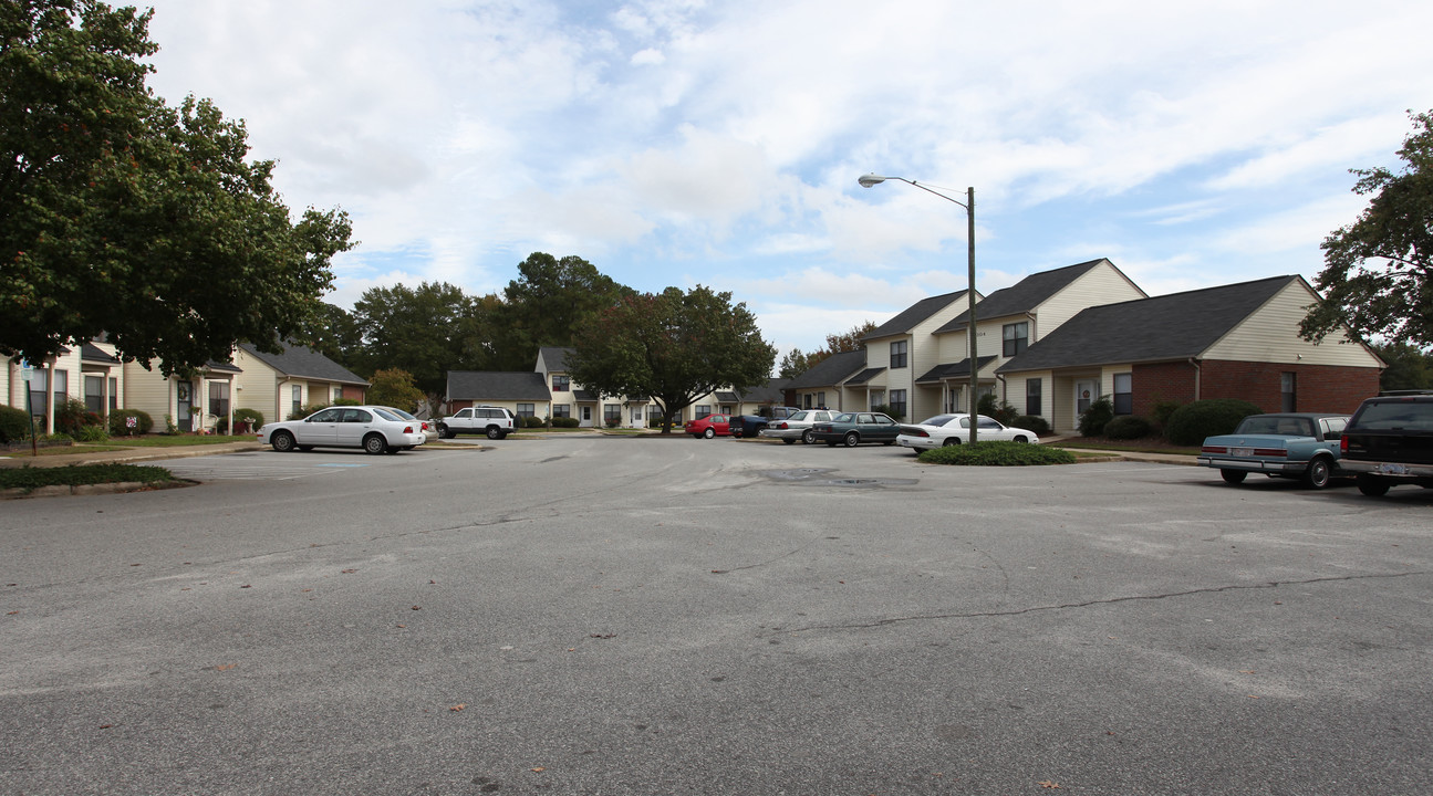 Twin Oaks Apartments in Four Oaks, NC - Building Photo