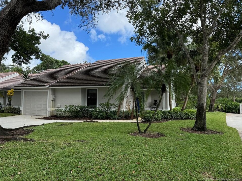 700 Bannock Ln in Palm Beach Gardens, FL - Building Photo