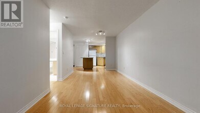 250 Wellington St W in Toronto, ON - Building Photo - Building Photo