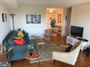 5903 Mt Eagle Dr, Unit 802 in Alexandria, VA - Building Photo - Building Photo