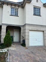 1305 Lucaya Dr in Riviera Beach, FL - Building Photo