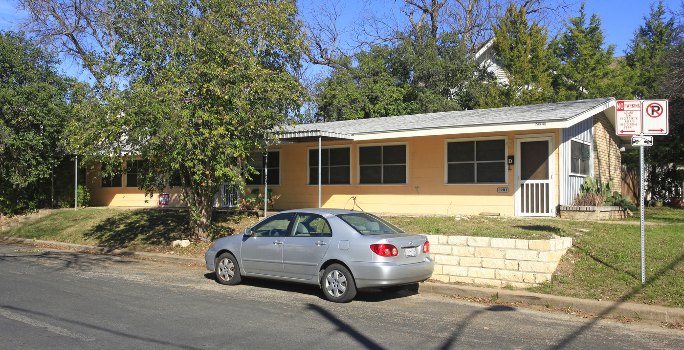 Campus Flats in Austin, TX - Building Photo