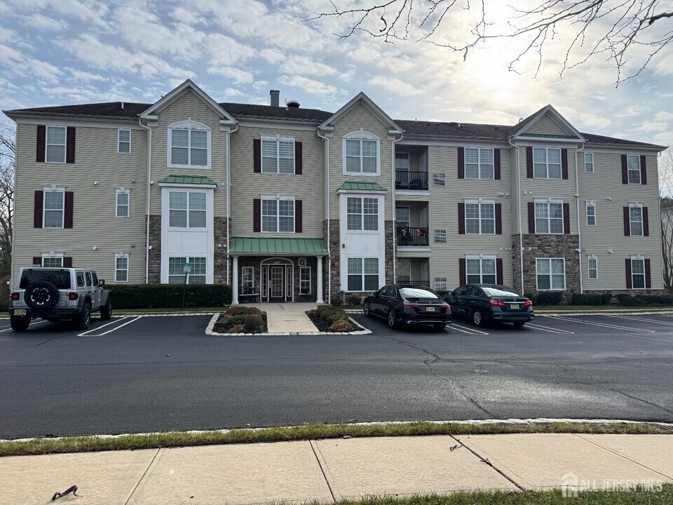 40 Azalea Dr in Old Bridge, NJ - Building Photo