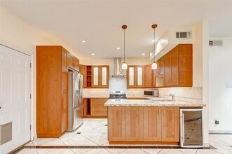 7350 Kirby Dr in Houston, TX - Building Photo - Building Photo