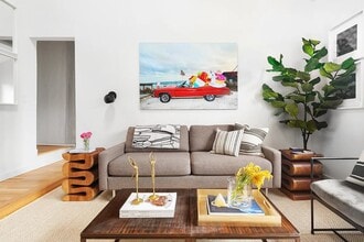 211 Thompson St in New York, NY - Building Photo - Building Photo