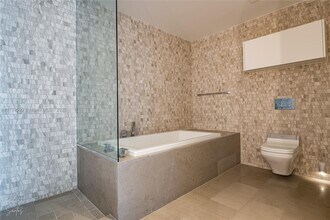 88 SW 7th St, Unit 1004 in Miami, FL - Building Photo - Building Photo