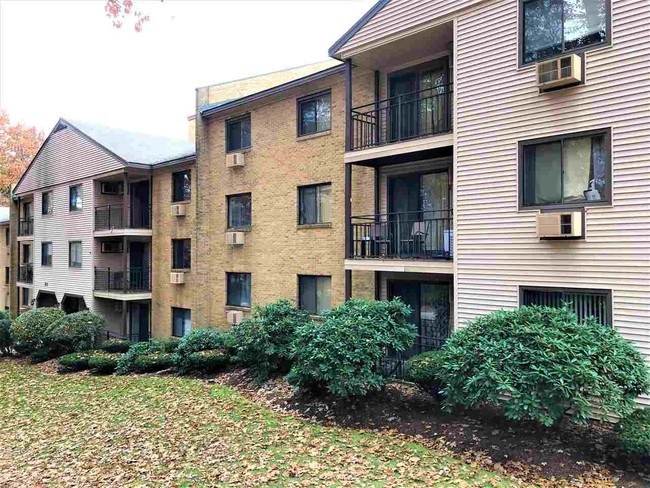23 Country Club Dr-Unit -1001 in Manchester, NH - Building Photo - Building Photo