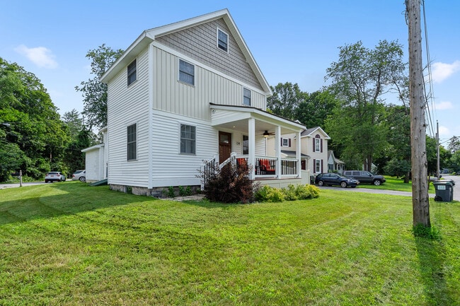 134 Crescent St in Saratoga Springs, NY - Building Photo - Building Photo