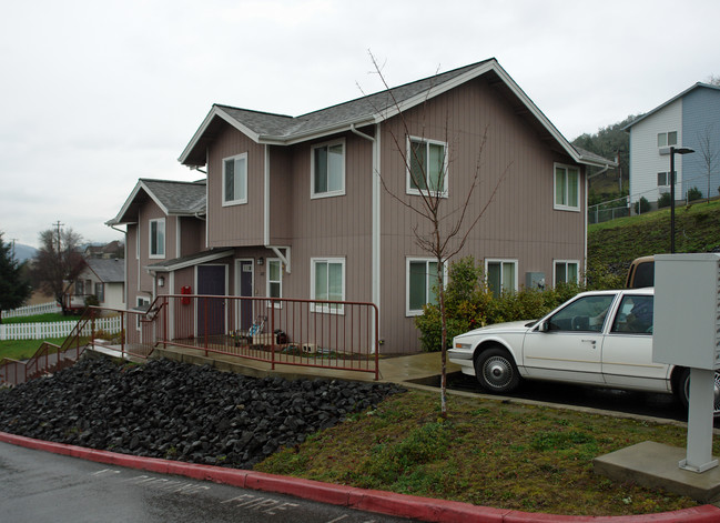 805-825 NE Grandview Dr in Roseburg, OR - Foto de edificio - Building Photo