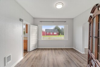 3033 Sumner Ave in Hoquiam, WA - Building Photo - Building Photo