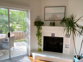 3645 Cardiff Ave, Unit 112 in Los Angeles, CA - Foto de edificio - Building Photo