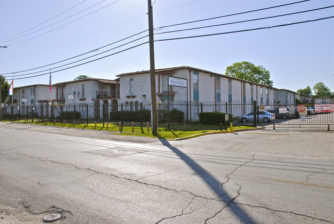 Primavera Apartments in Dallas, TX - Building Photo - Building Photo