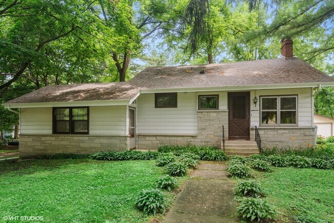 28W456 Batavia Rd in Warrenville, IL - Building Photo - Building Photo