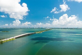 3131 NE 7th Ave, Unit 3403 in Miami, FL - Building Photo - Building Photo