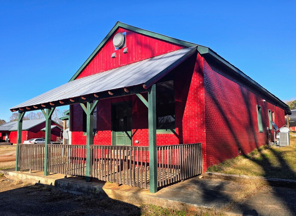53 Pennington Rd in Newborn, GA - Building Photo
