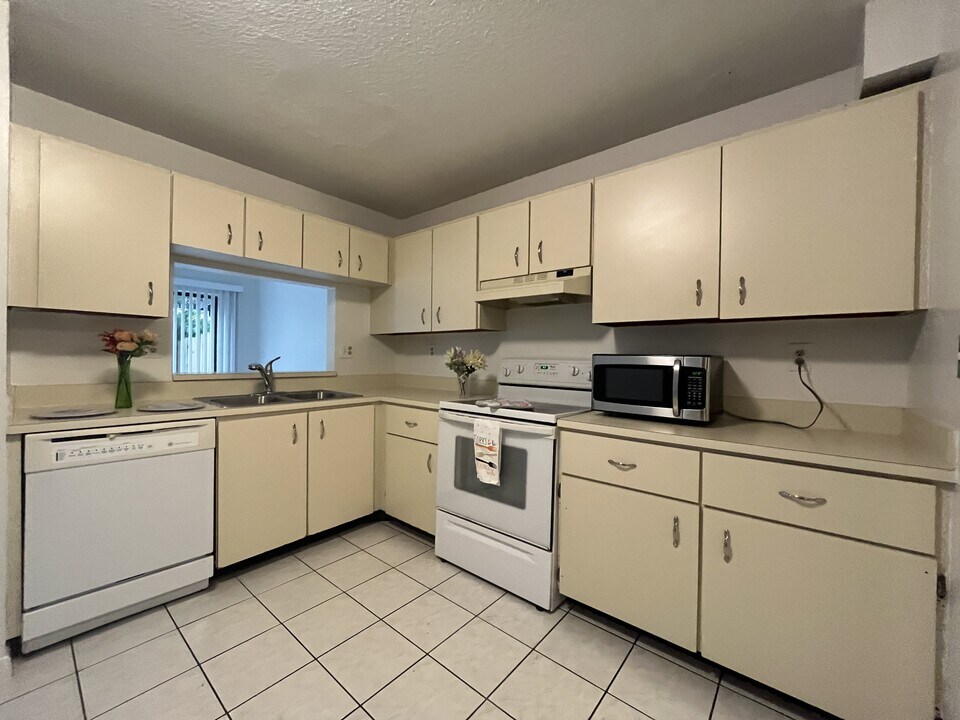 8032 NW 29th St in Sunrise, FL - Building Photo