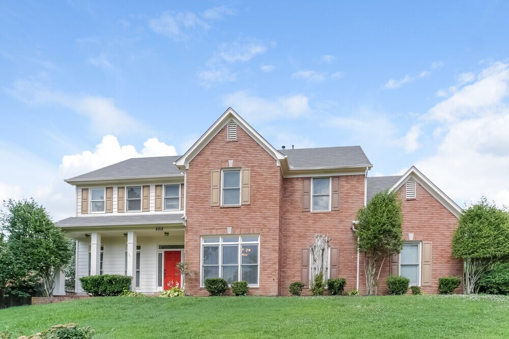 8818 Lybrook Cove E in Memphis, TN - Foto de edificio