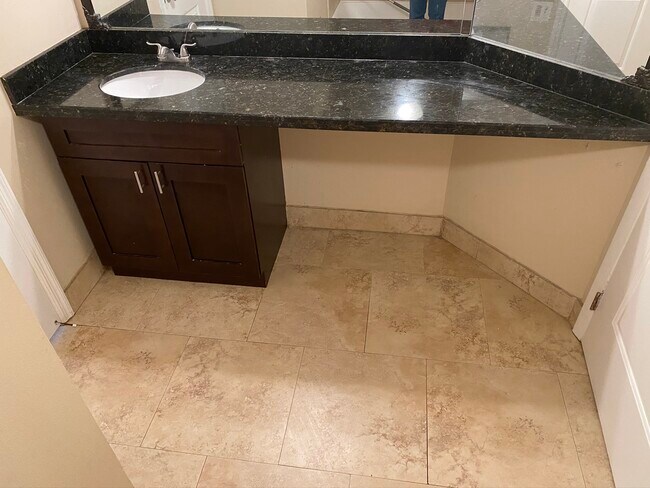 2850 N Oakland Forest Dr in Fort Lauderdale, FL - Building Photo - Building Photo