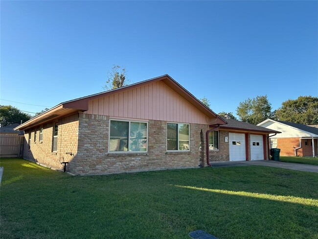 1906 Burke Rd in Pasadena, TX - Building Photo - Building Photo