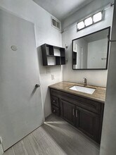 10 Scenic Way, Unit 115 in San Mateo, CA - Building Photo - Building Photo