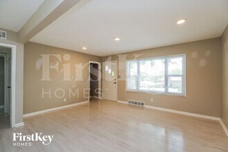 5007 Halsey St in Shawnee, KS - Foto de edificio - Building Photo