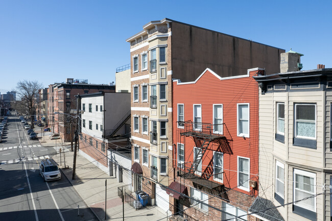 206 Adams St in Hoboken, NJ - Building Photo - Building Photo