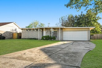13306 Oak Leaf Ln in Houston, TX - Foto de edificio - Building Photo