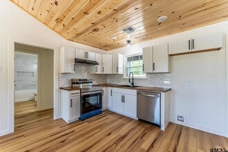 1045 Jackson St N in Sulphur Springs, TX - Building Photo - Building Photo