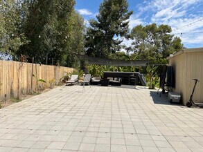 1542 Crocker St in Simi Valley, CA - Foto de edificio - Building Photo