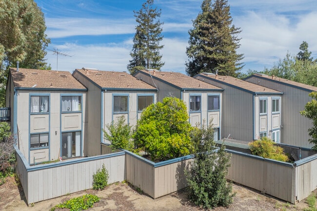 40240-40248 Grimmer Blvd in Fremont, CA - Building Photo - Building Photo