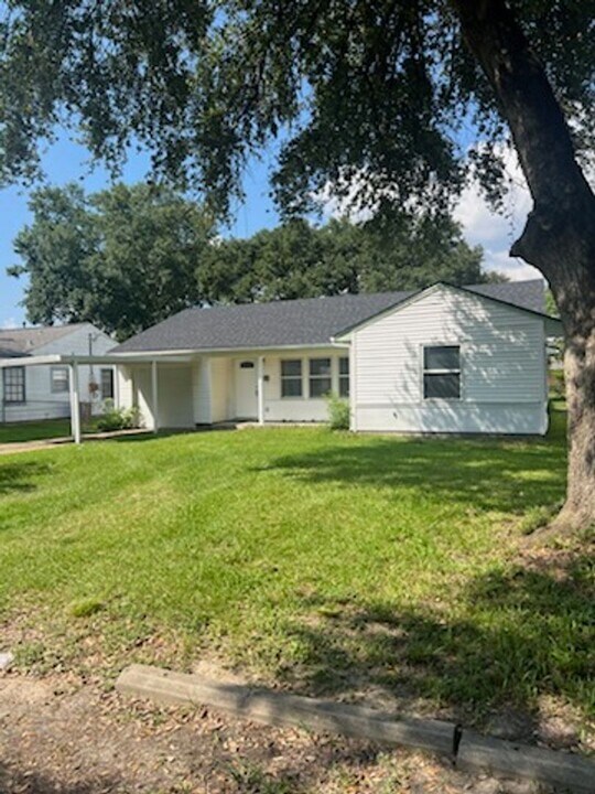 4510 Clermont Ave in Groves, TX - Building Photo