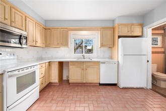 1561 Cranston St in Cranston, RI - Building Photo - Building Photo
