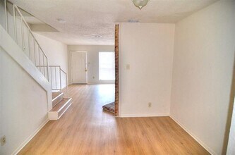 9475 Olde Village Ct in Dallas, TX - Building Photo - Building Photo