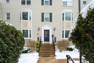 Park Glen Condo in Arlington, VA - Building Photo - Building Photo