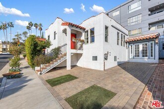 8827 Betty Way in West Hollywood, CA - Building Photo - Building Photo