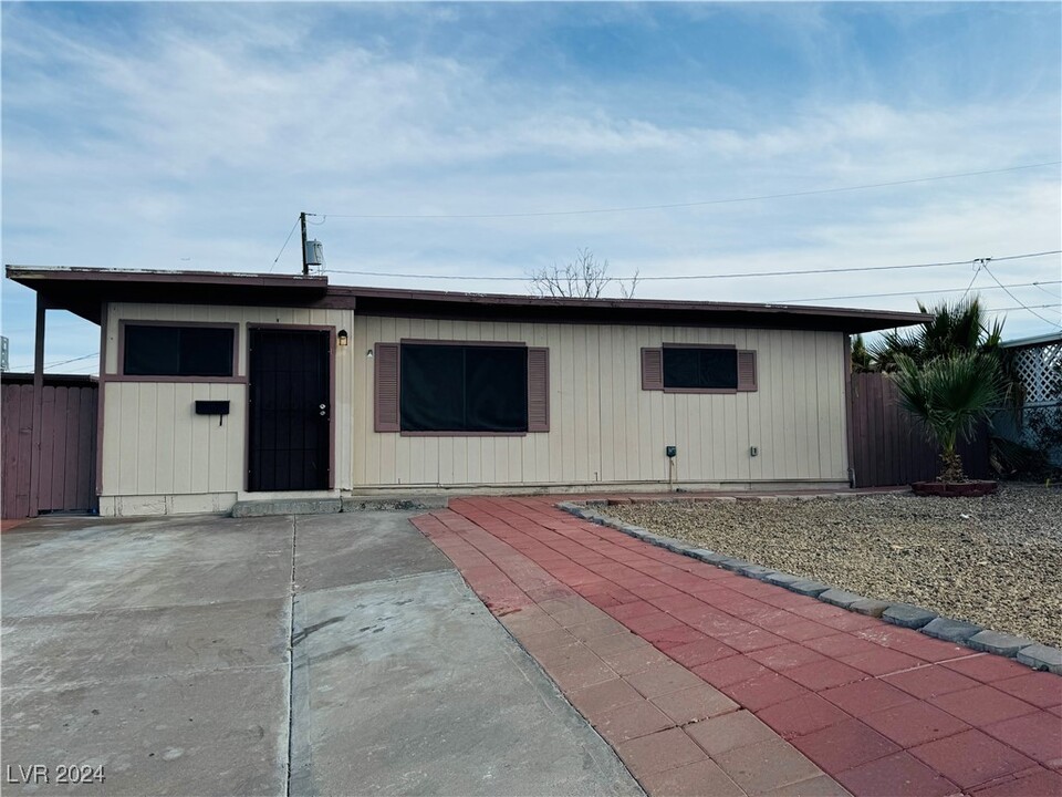 111 Manganese St in Henderson, NV - Building Photo