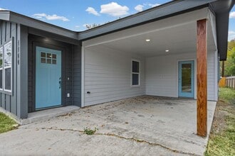 1100 Monte Vista Dr in Lockhart, TX - Building Photo - Building Photo