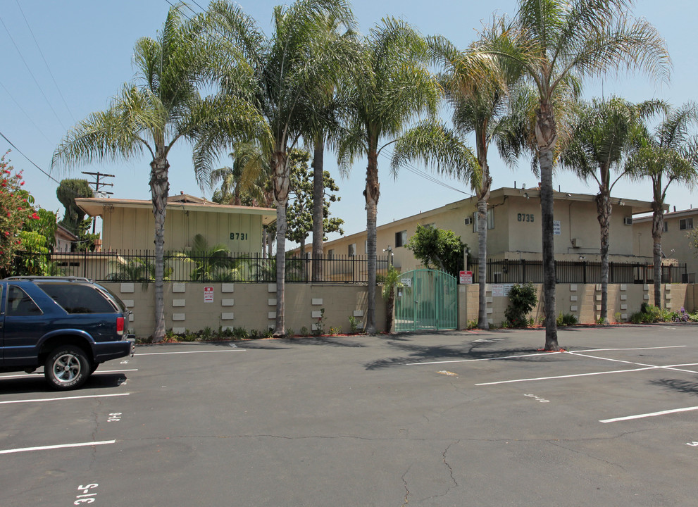 Imperial Townhomes in Downey, CA - Building Photo