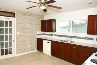 527 W 6th St in Freeport, TX - Building Photo - Building Photo