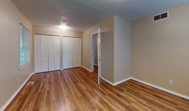 2737 Stoneleigh Dr-Unit -2737 Stoneleigh in Lansing, MI - Building Photo - Building Photo