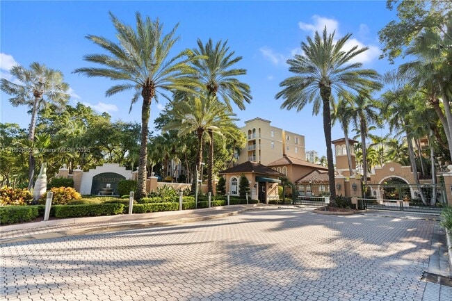 19655 E Country Club Dr in Miami, FL - Foto de edificio - Building Photo