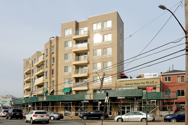 8115 Queens Blvd in Flushing, NY - Building Photo - Building Photo