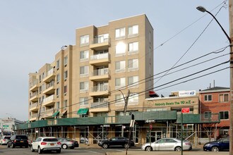 8115 Queens Blvd in Flushing, NY - Building Photo - Building Photo