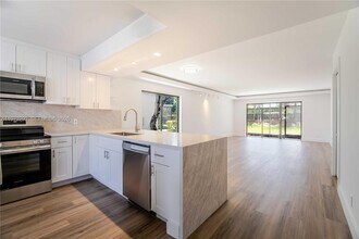 370 Racquet Club Rd in Weston, FL - Building Photo - Building Photo