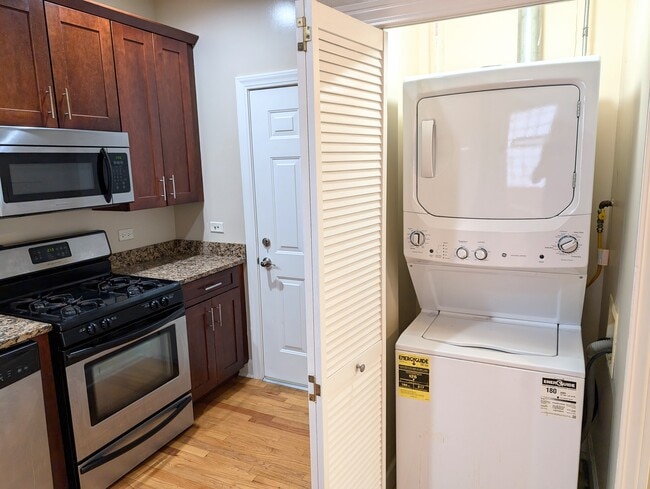 142 Elmwood Ave, Unit 2 in Evanston, IL - Foto de edificio - Building Photo