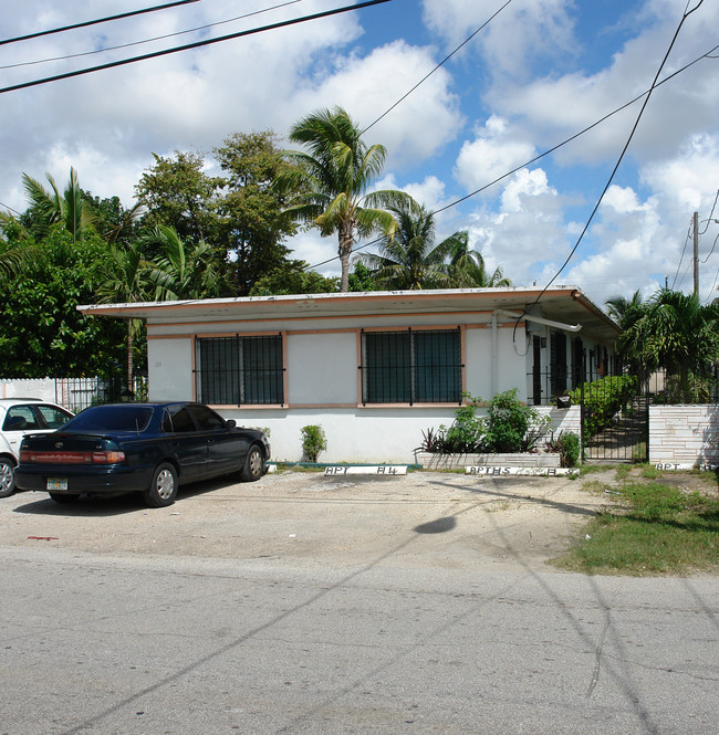 121 NE 82nd Ter in Miami, FL - Foto de edificio - Building Photo