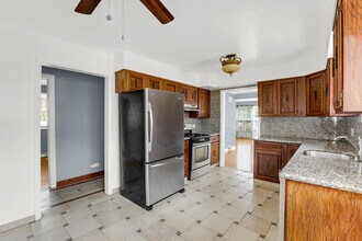 3821 W MORSE Ave in Lincolnwood, IL - Building Photo - Building Photo