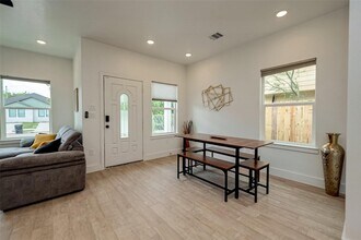 5122 Southwind St, Unit A in Houston, TX - Foto de edificio - Building Photo