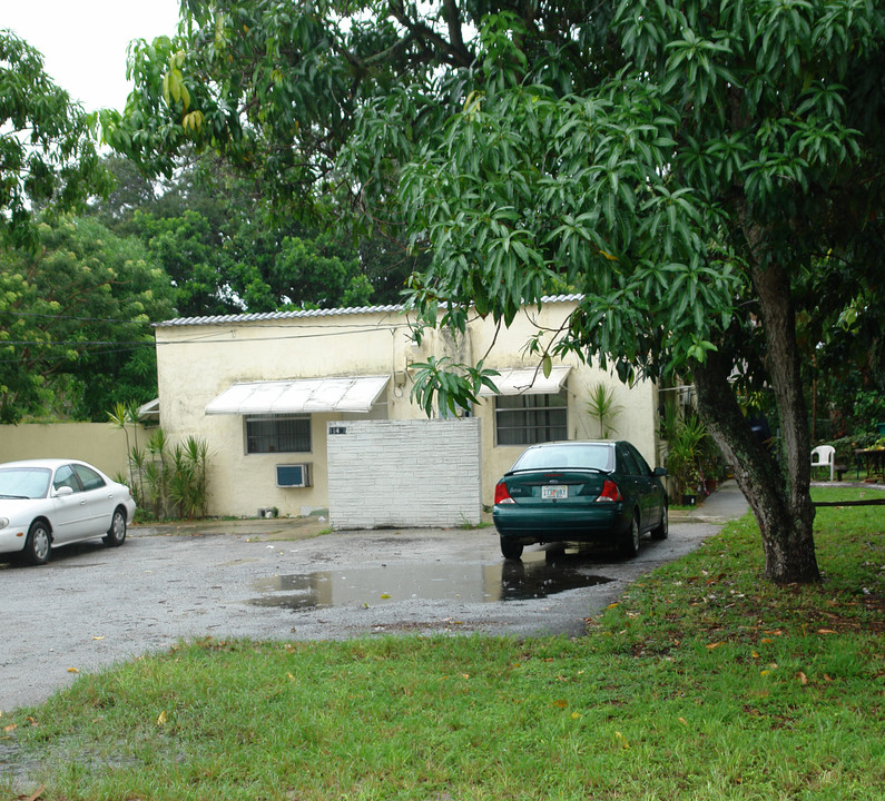 18471 NE 24th Ct in North Miami Beach, FL - Foto de edificio